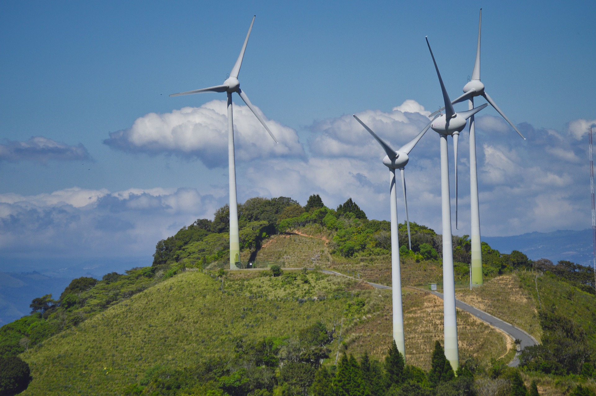 Bild von Windkraftanlagen auf einem Berg